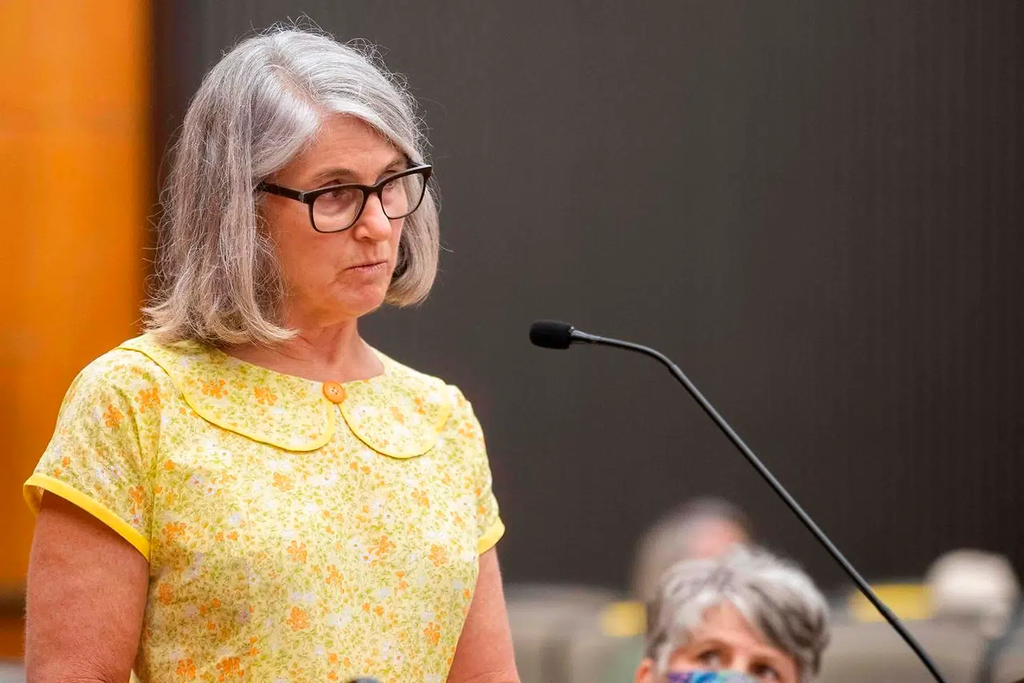 Peggy Frink ser på Joseph James DeAngelo mens hun læser sit indlæg op.