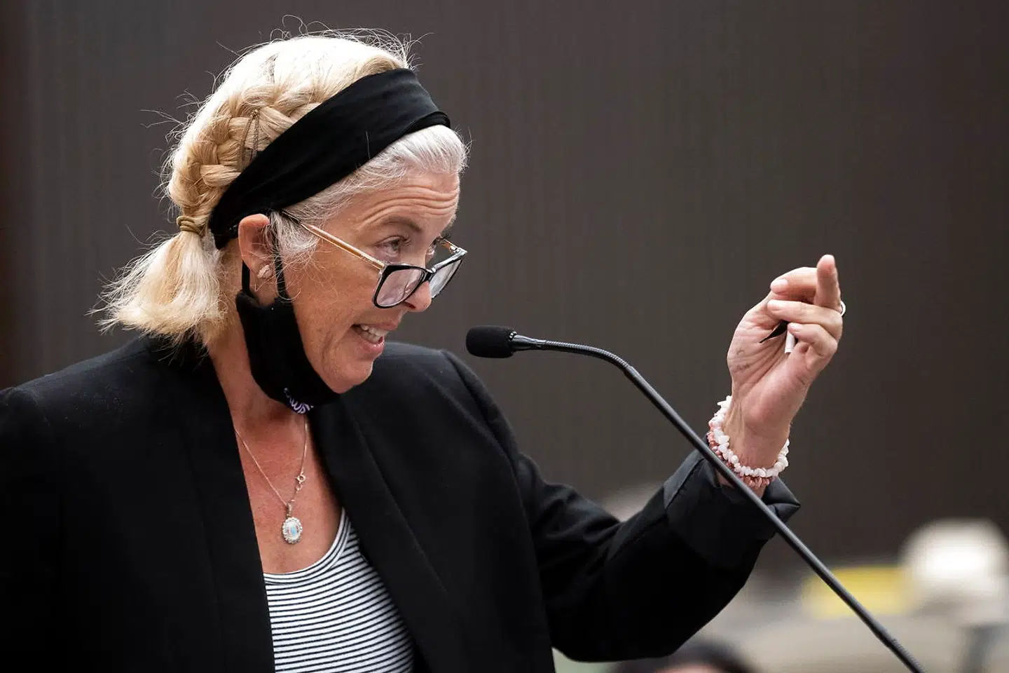 Patti Cosper er datter af voldtægtsoverleveren Patricia Murphy viser Joseph James DeAngelo fingeren.