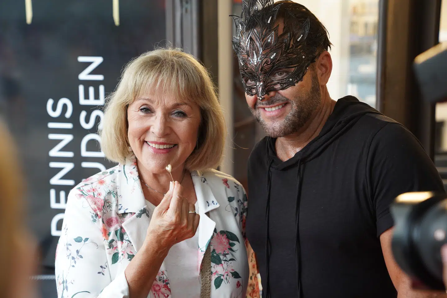 Dennis Knudsen ved åbningen af sin nye frisørsalon. Her med Susse Wold.