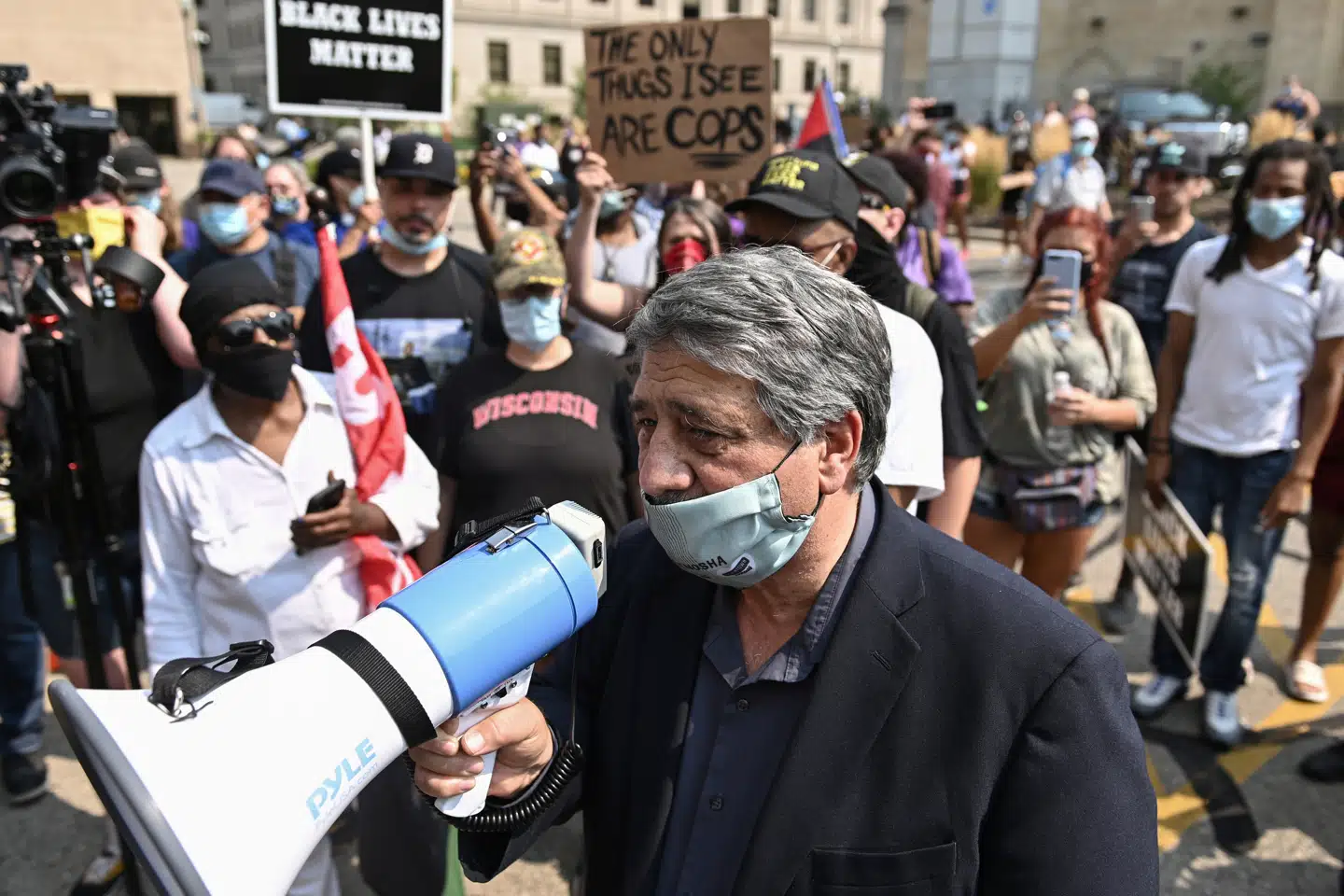 Borgmester i Kenosha John Antaramian taler til demonstranter foran en offentlig bygning mandag lokal tid. Stephen Maturen/Reuters