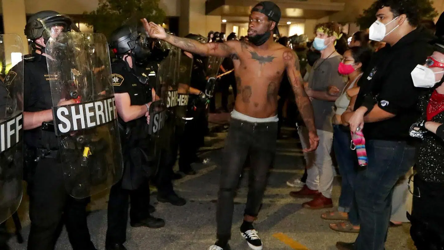 Under de store protester søndag aften og nat konfronterer en mand politiet ude foran Kenosha Police Department i Kenosha, Wisconsin.