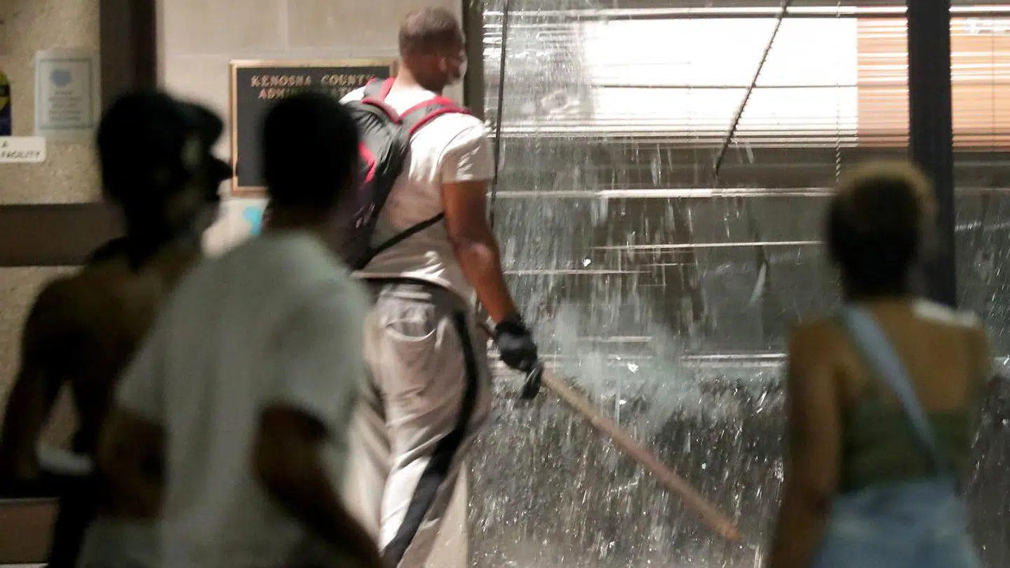 Vinduer er blevet smadret på Kenosha Countys administrationsbygning ved siden af Kenosha County Courthouse i Kenosha, Wisconsin.