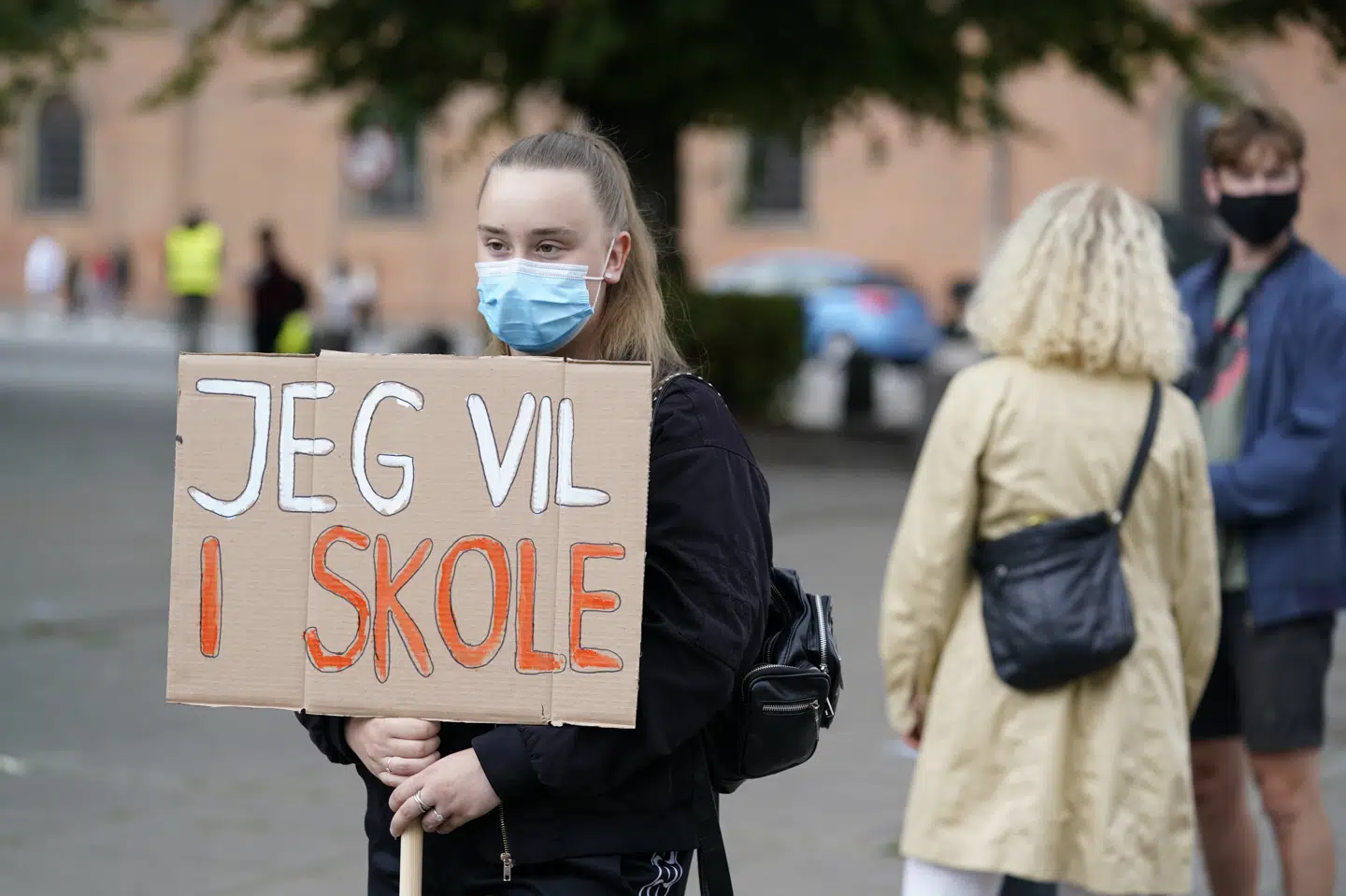 Deltagerne til demonstration i Aarhus får udleveret mundbind. Henning Bagger/Ritzau Scanpix