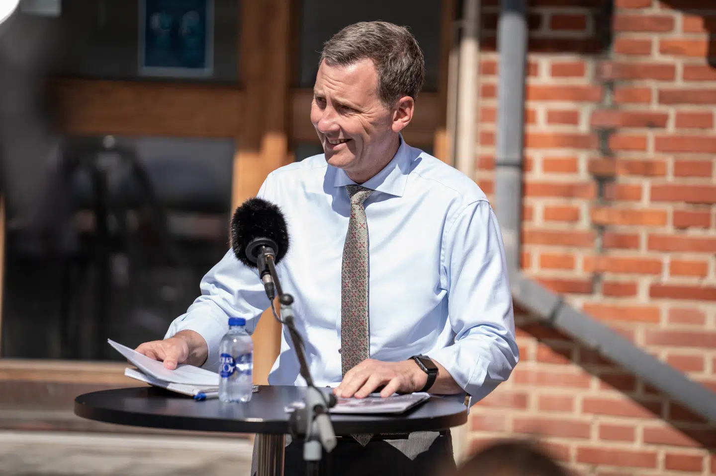 Justitsminister Nick Hækkerup (S) siger på et pressemøde, at politiet skal tættere på borgerne. Derfor vil regeringen blandt andet åbne 20 nye nærpolitienheder (arkivfoto). Emil Helms/Ritzau Scanpix