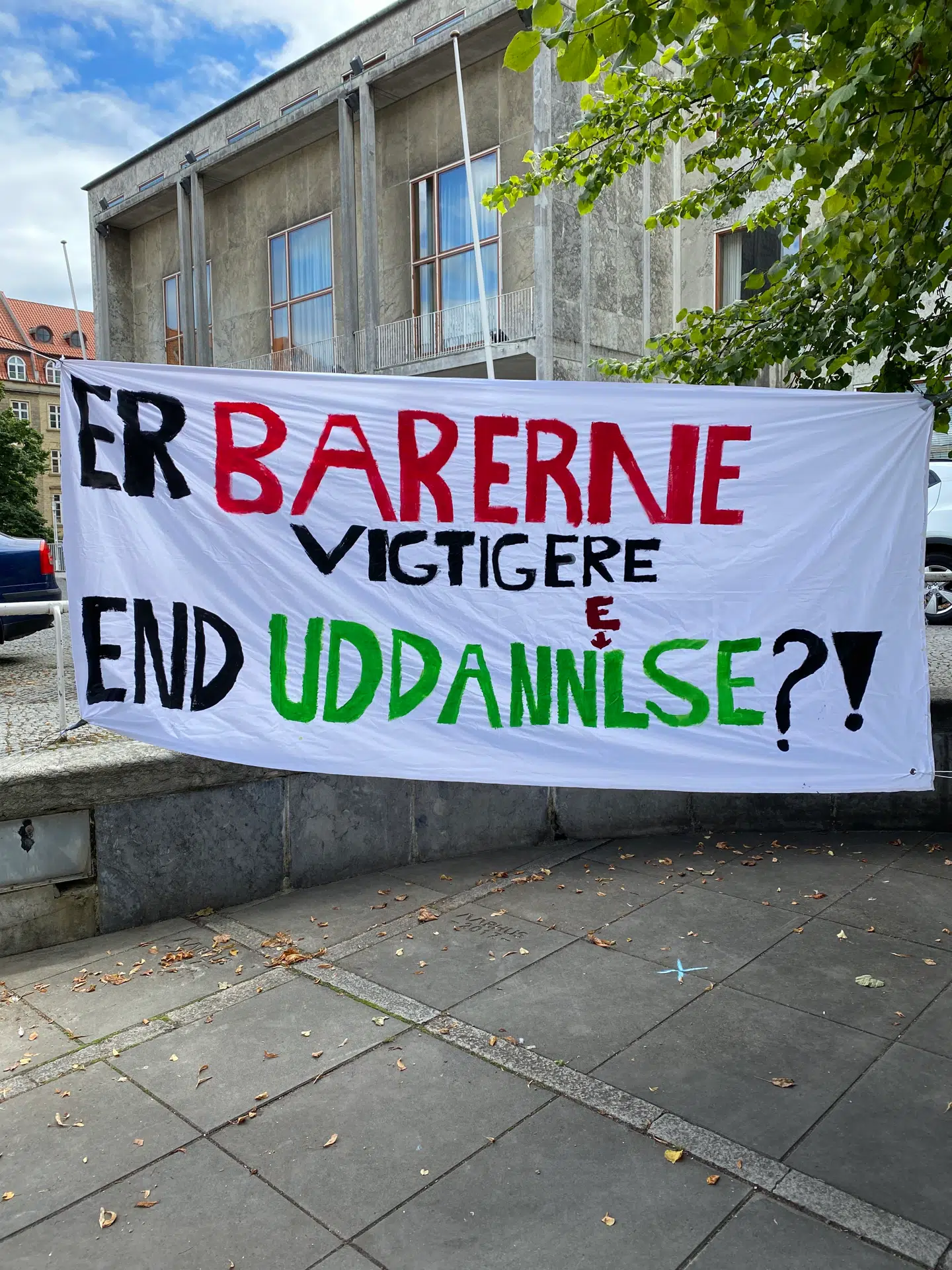 Demonstrationen i Aarhus mandag eftermiddag, hvor gymnasieelever er mødt op for at udtrykke deres utilfredshed med, at hjemmeundervisningen er blevet forlænget på grund af coronavirus.