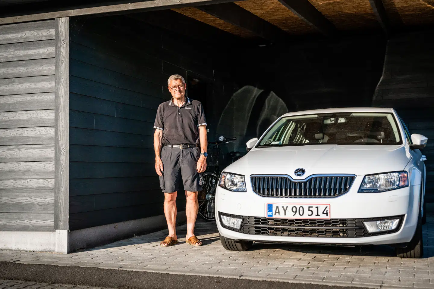 Det var nøglerne til denne Skoda Octavia en maskeret røver bevæbnet med kniv forsøgte at få Jørn Lavdal til at aflevere. Dramaet skete lige i den her carport ved siden af Jørn Lavdals rækkehus i Silkeborg. Foto: Rasmus Laurvig.
