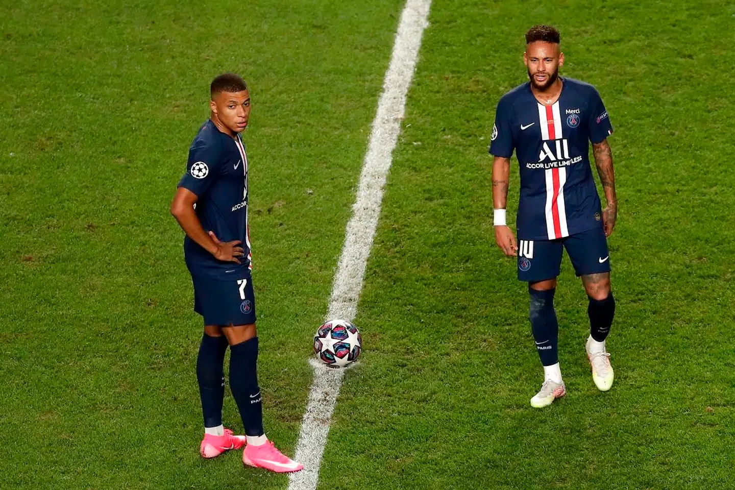 Paris Saint-Germain's French forward Kylian Mbappe (L) and Paris Saint-Germain's Brazilian forward Neymar prepare to kick-off after PSG conceded the opening goal during the UEFA Champions League final football match between Paris Saint-Germain and Bayern Munich at the Luz stadium in Lisbon on August 23, 2020. (Photo by Manu Fernandez / POOL / AFP)