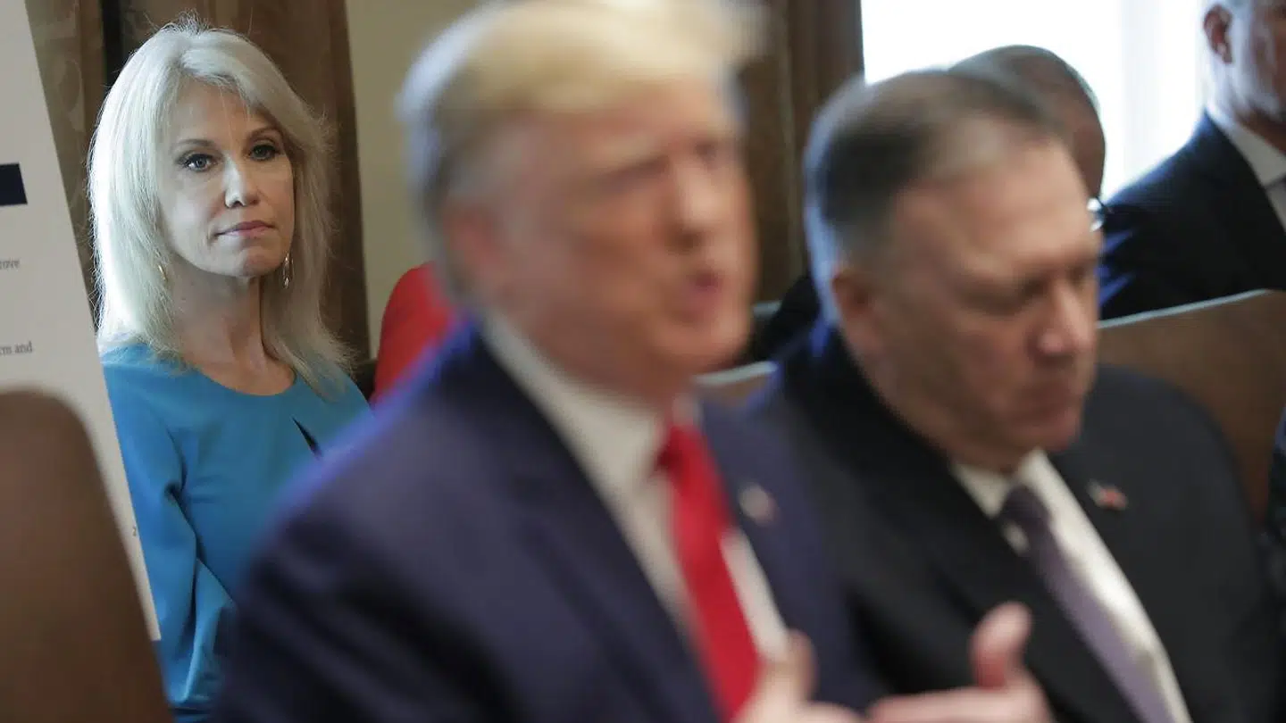 Kellyanne Conway står bag præsident Donald Trump. Som særlig rådgiver er hun helt inde i inderkredsen, og er med på råd, når de store strategier lægges. På hjemmefronten går det knapt så godt. (Foto: Scanpix)