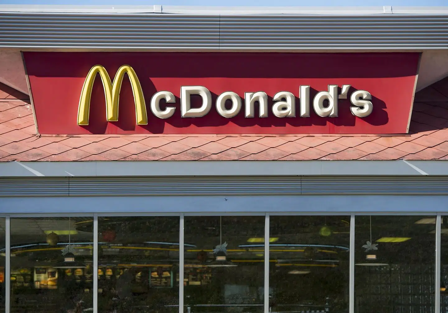 To gange har KKA iklædt maske og med en kniv i hånden røvet McDonalds i henholdsvis Vejle og Horsens. Det er sket ved at true ansatte til at udlevere penge fra kasseapparaterne.
