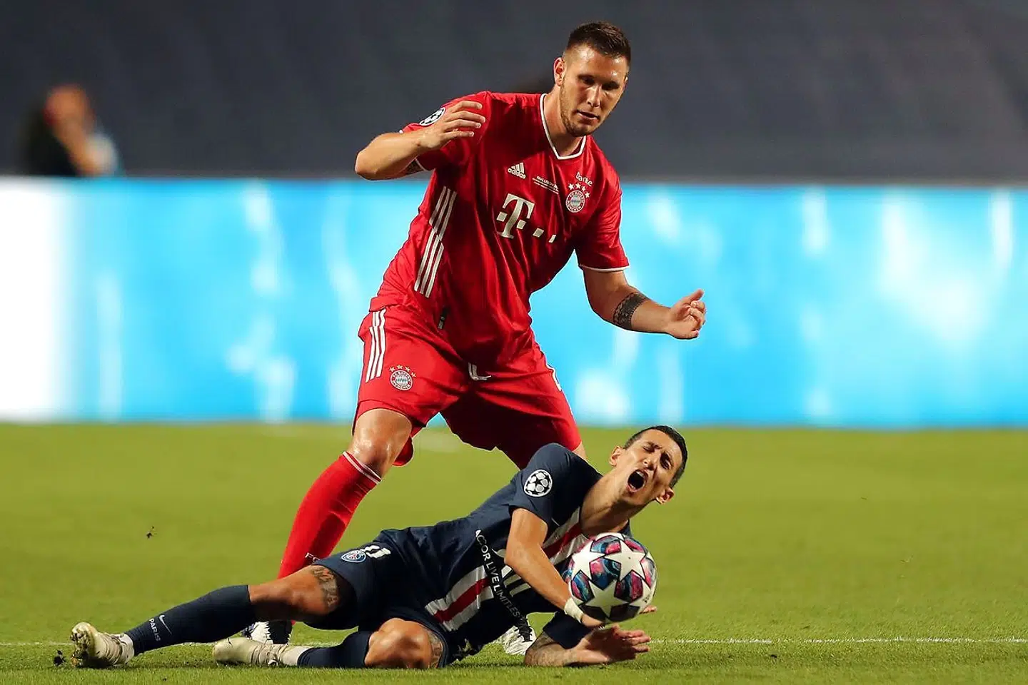 Bayern Munich's German defender Niklas Suele and Paris Saint-Germain's Argentine midfielder Angel Di Maria vie for the ball during the UEFA Champions League final football match between Paris Saint-Germain and Bayern Munich at the Luz stadium in Lisbon on August 23, 2020. (Photo by Miguel A. Lopes / POOL / AFP)