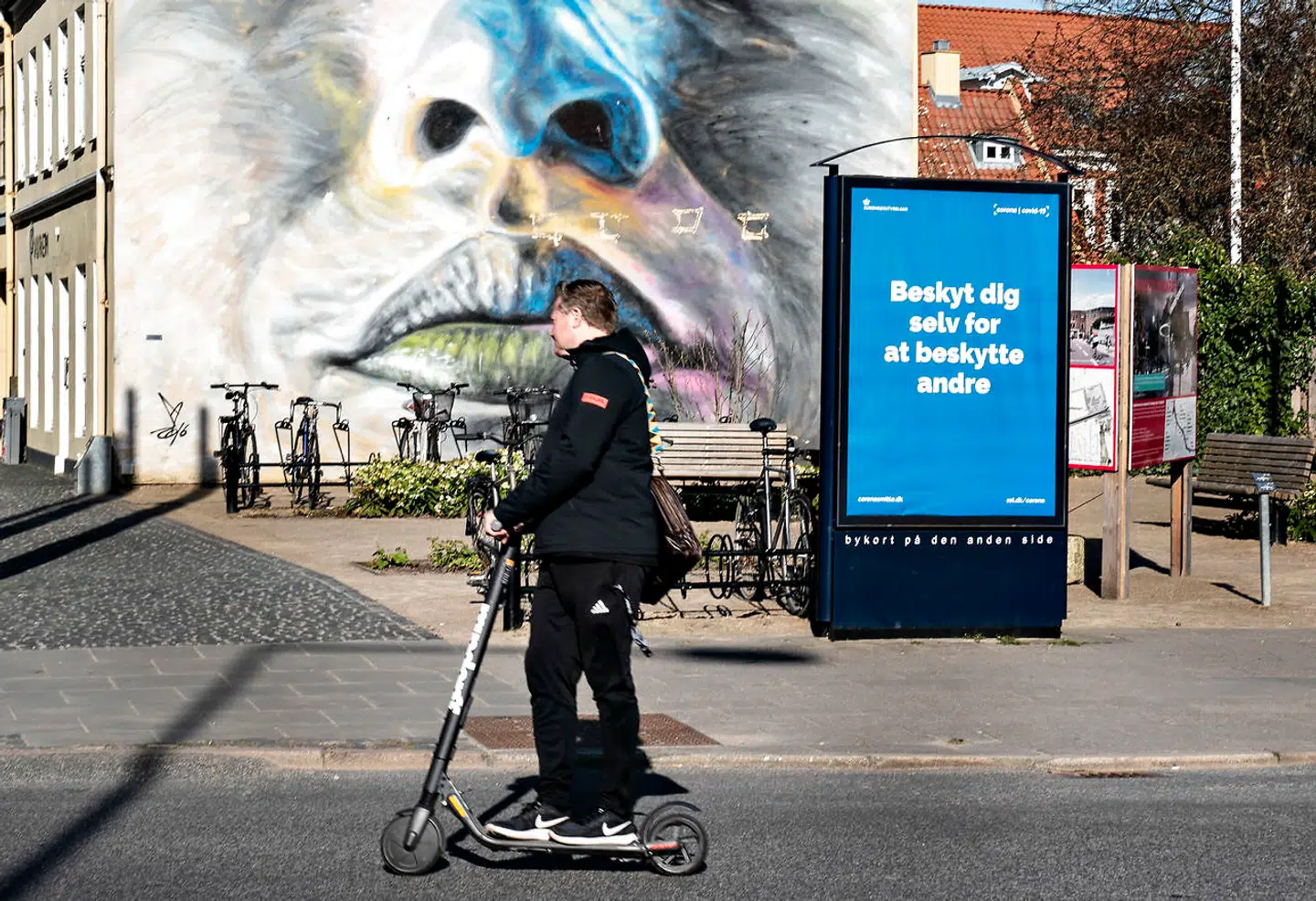Advarsel fra Sundhedsstyrelsen mod coronasmitte på elektronisk reklamestander ved gågade i Aalborg 8. april 2020.