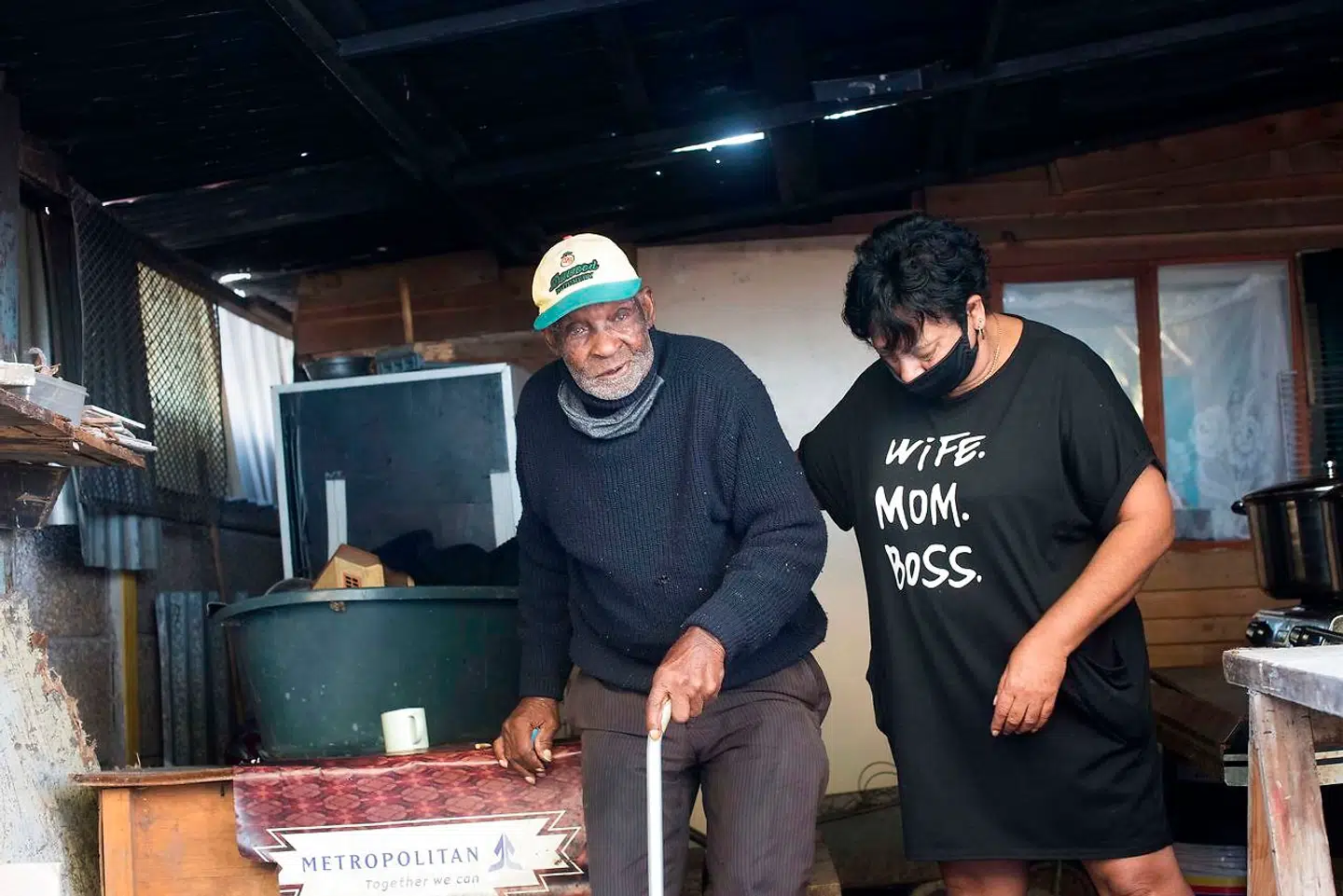 Fredie Blom får her hjælp fra en af sin kones døtre. AFP.