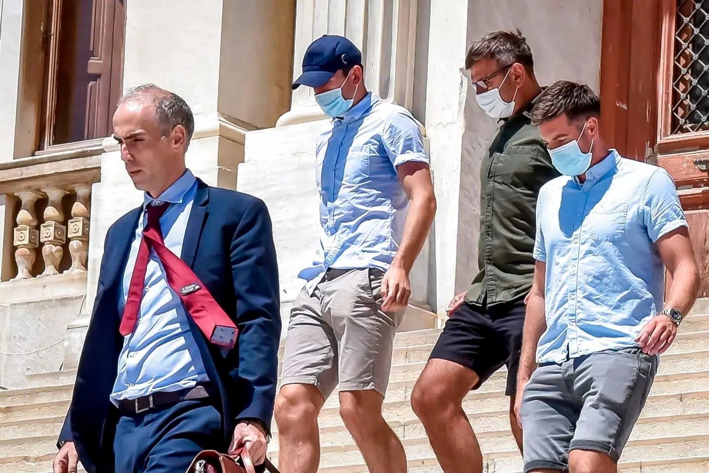 Harry Maguire (med kasket) forlader lørdag retsmødet på den græske ø Syros.