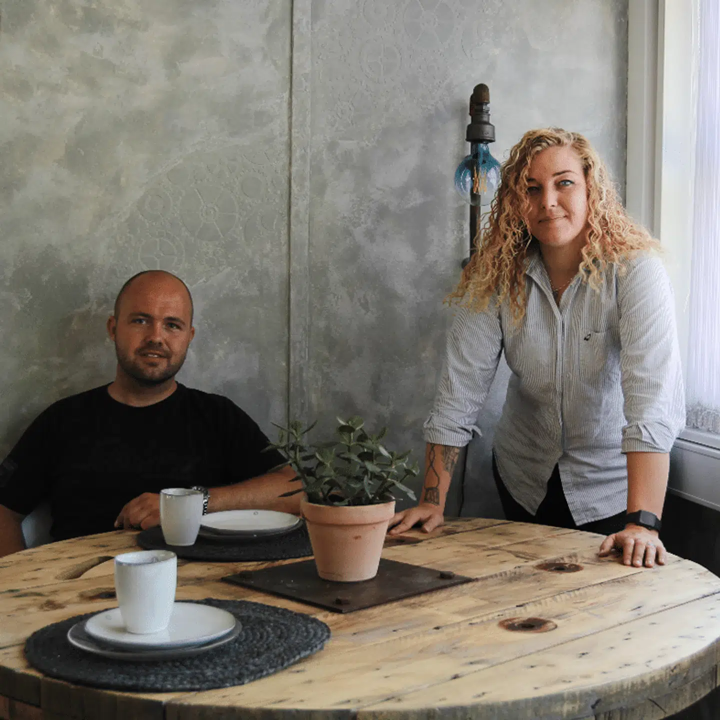 Palle fra Kabeltromlen og Lisbeth fra WallPipe er gået sammen i et nyt produktsamarbejde, der blandt andet indeholder bordet her.