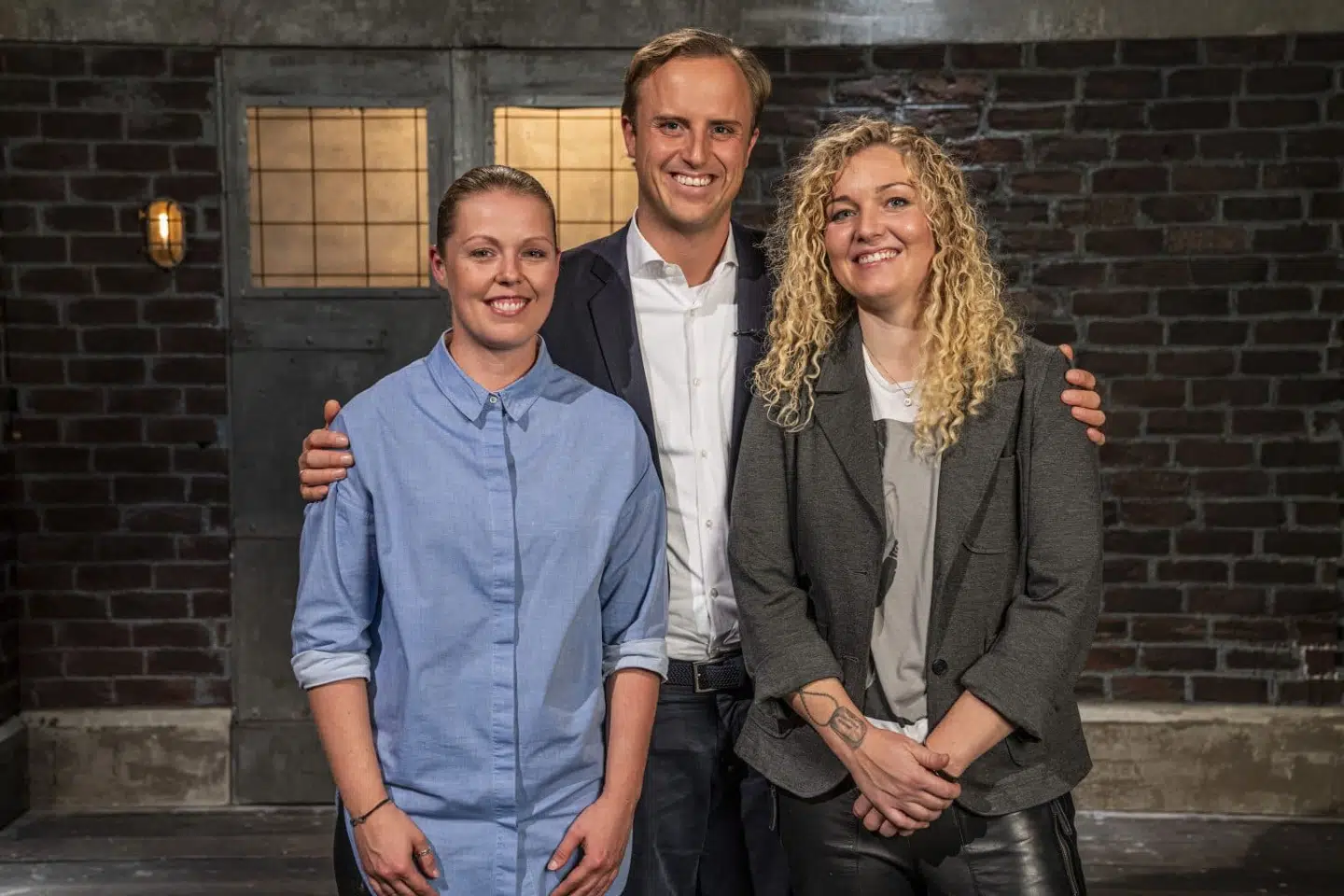 Lisbeth med kæresten og medarbejderen Stine, da de modtog en investering i ‘Løvens hule’ fra løven Christian Arnstedt.