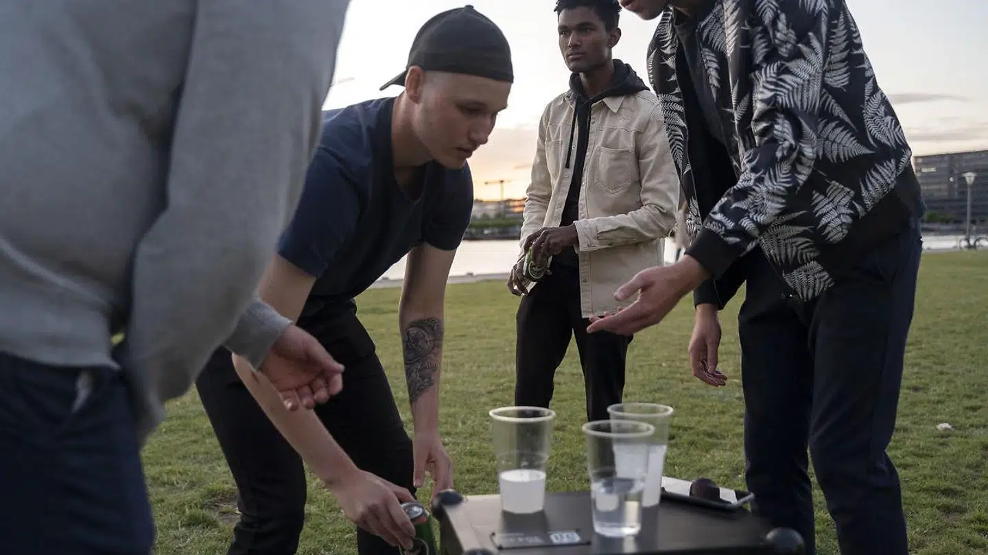 De unge har denne sommer måttet vinke farvel til festivaler og diskoteker. I stedet har mange taget festerne hjem i lejligheder og huse eller ud i offentlige parker.