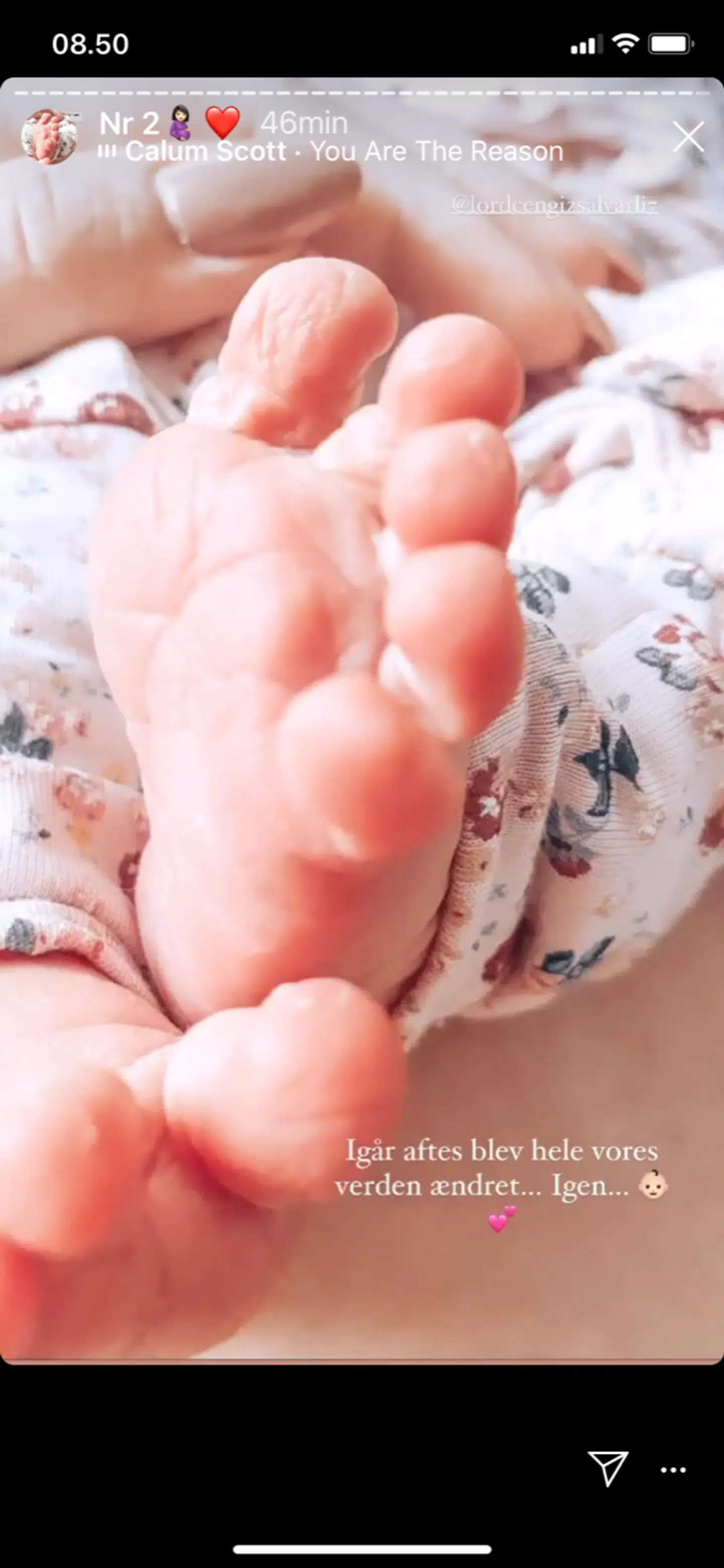 Geggo og hendes mand Cengiz har lørdag morgen lagt dette billede ud, som tilsyneladende viser fødderne på parrets nyfødte baby.