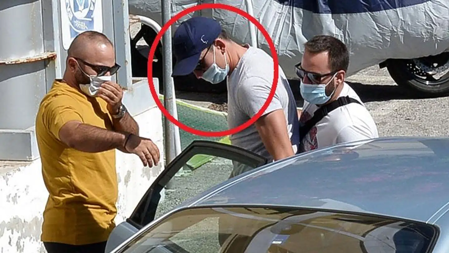 Harry Maguire (i rød ring) og de to andre arresterede personer er blevet overført til naboøen Syros.