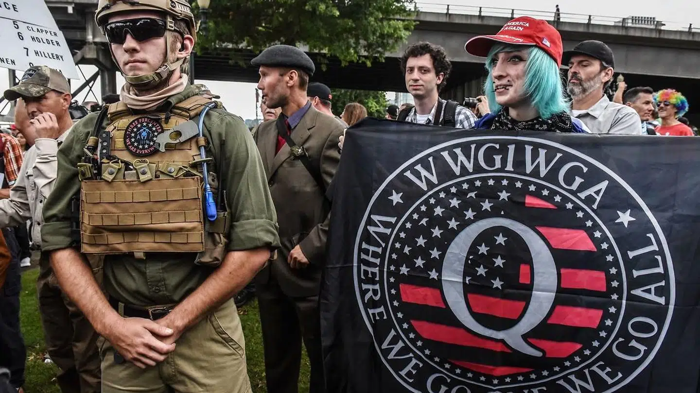 En demonstrant holder et QAnon-banner ved et rally i Portland, Oregon, i 2019.