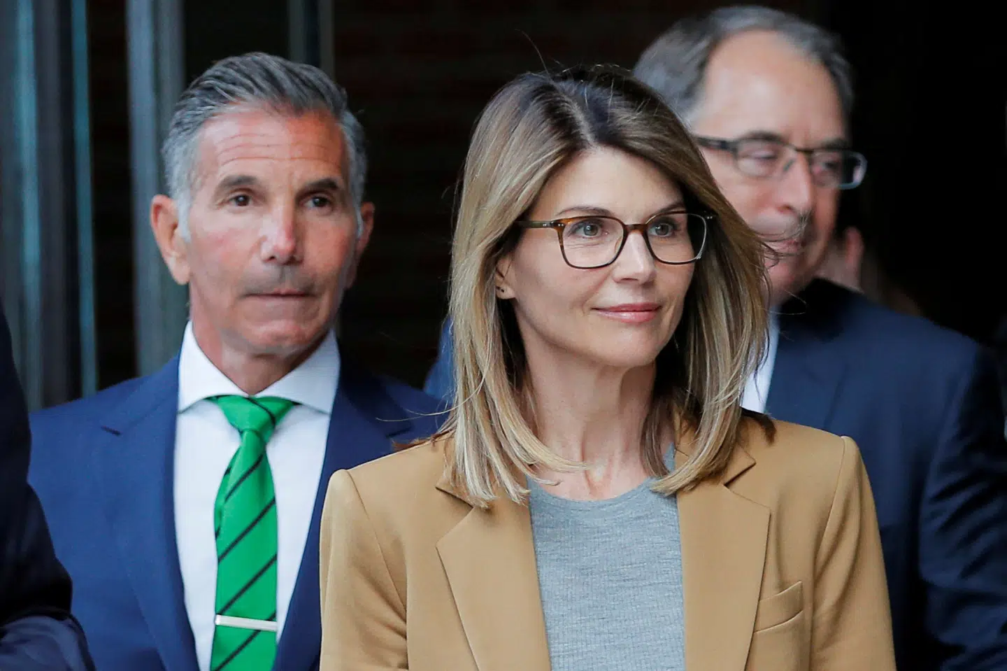 Skuespilleren Lori Loughlin og hendes mand, modedesigneren Mossimo Giannulli, blev fredag formelt dømt i sag om bestikkelse på anerkendte universiteter i USA. Brian Snyder/Reuters