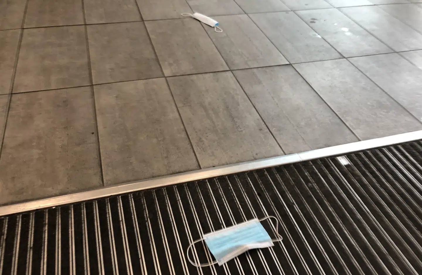 Mundbind smidt på jorden i Aarhus.