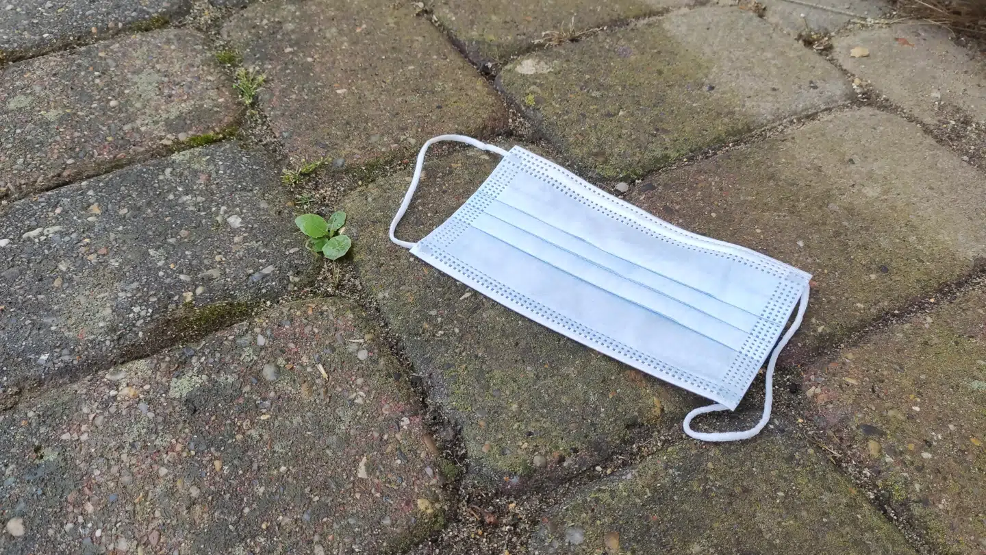 Her er et mundbind smidt på gaden i Kongerslev syd for Aalborg.