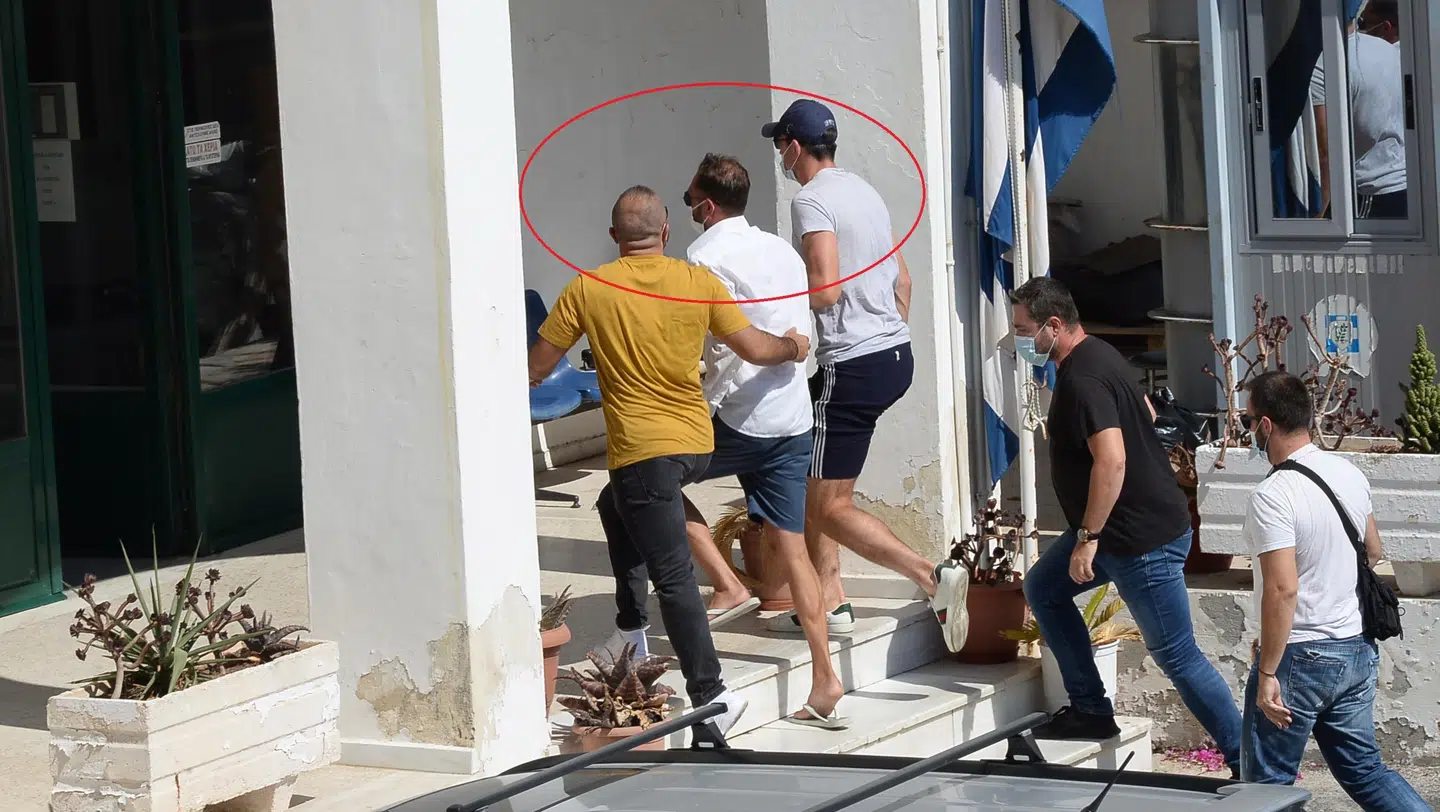 Harry Maguire (med kasketten) bliver ført i retten.