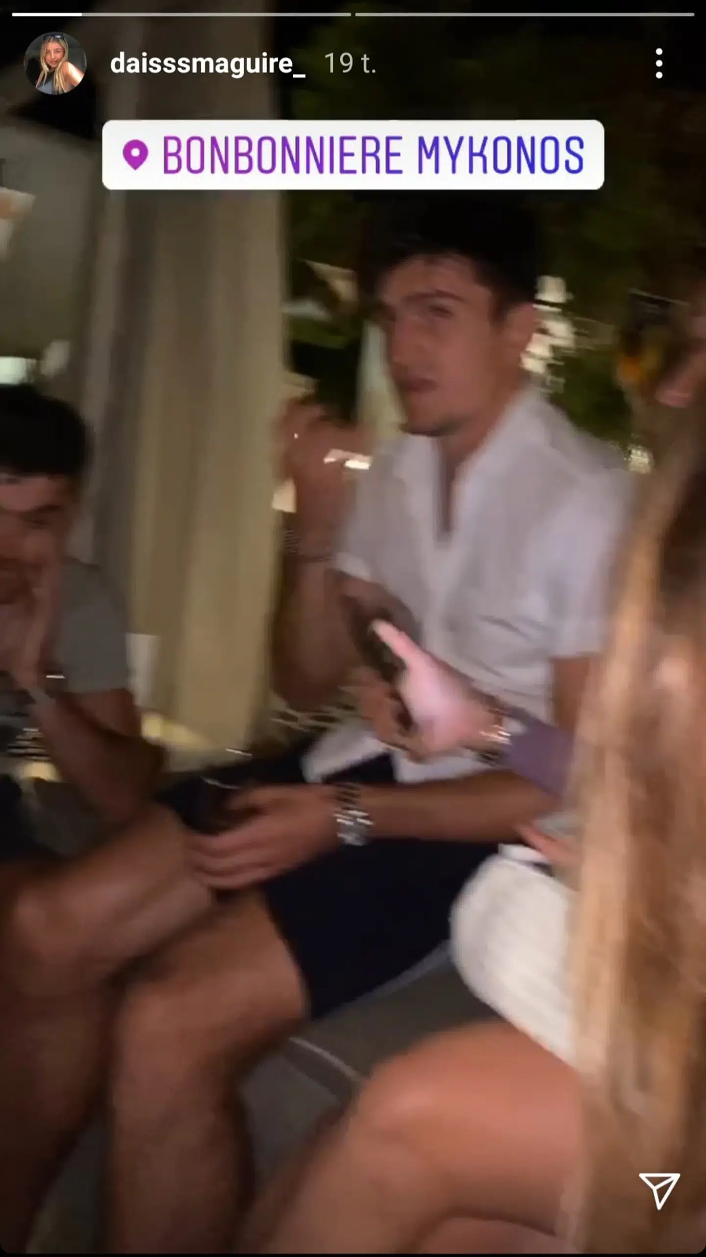 Gruppen festede på baren Bonbonniere på Mykonos torsdag aften.
