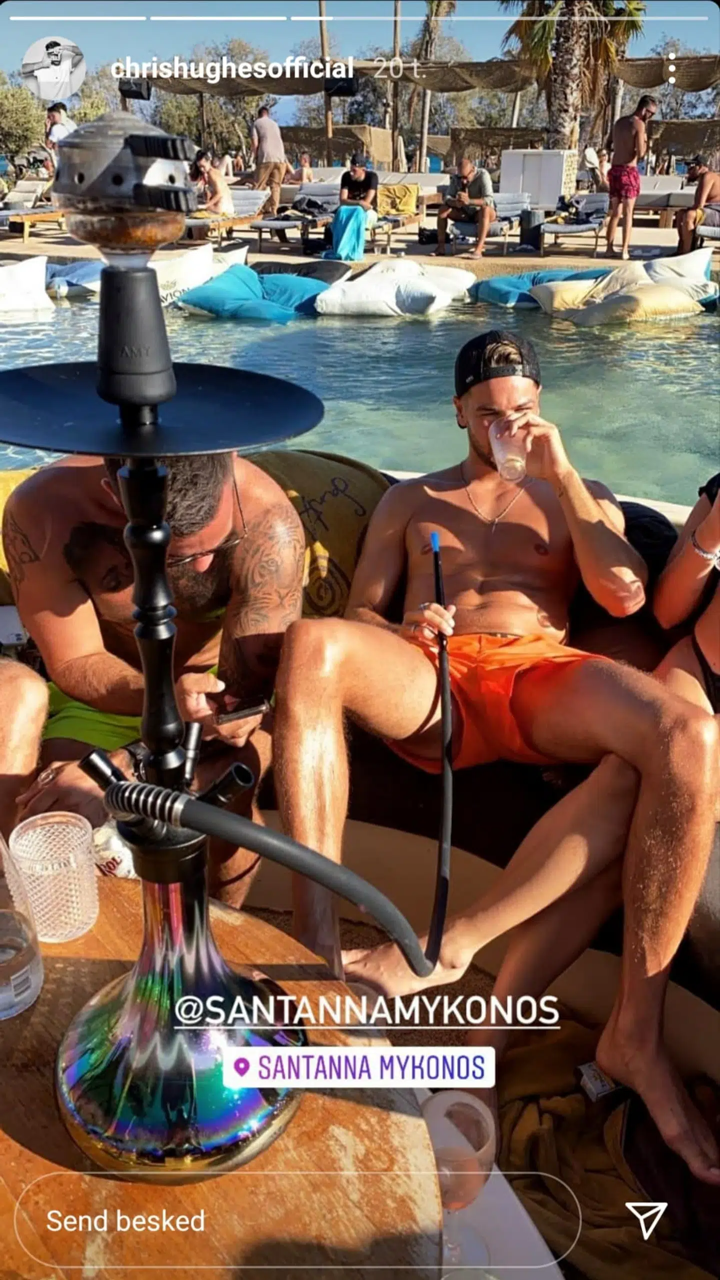 Love Island-deltageren Chris Hughes er i disse dage også på Mykonos.