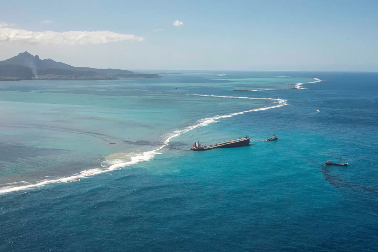 Tankskibet MV Wakashio stødte på grund ved Mauritius 25. juli. Siden har det lækket mindst 1000 ton olie ud i havet omkring østaten. (Arkivfoto). Handout ./Reuters