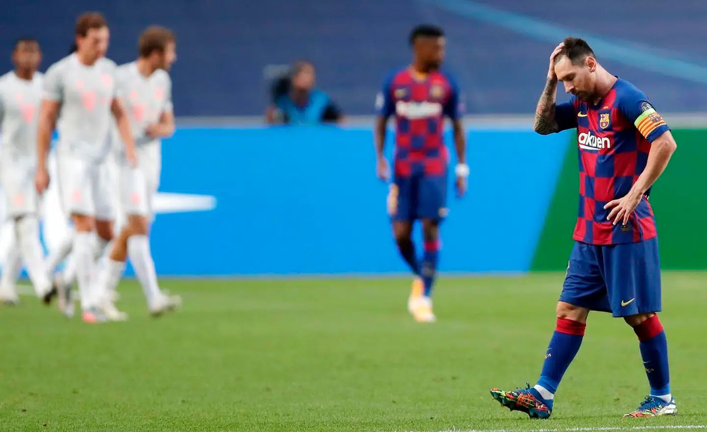 Lionel Messi og resten af Barcelona-truppen ramte et historisk lavpunkt, da de i Champions League-kvartfinalen tabte med hele 8-2 til Bayern München. Efterfølgende blev både manager Quique Setién og sportsdirektør Eric Abidal fyret.
