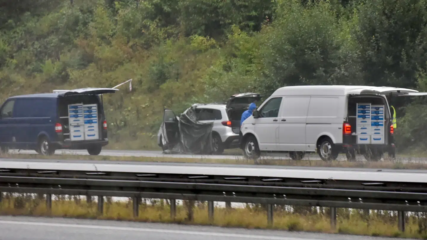 Politiet er fredag morgen massivt til stede ved Skærup Rasteplads på Østjyske Motorvej i sydgående retning. Rastepladsen er totalt afspærret.