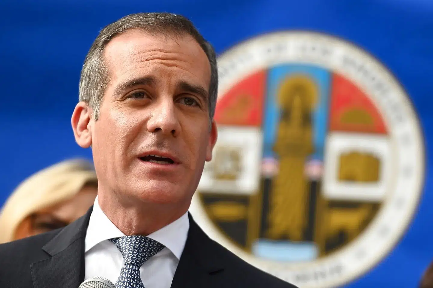 »På trods af adskillige advarsler har Bryce Hall lavet sit hus om til en natklub,« siger Los Angeles' borgmester, Eric Garcetti.