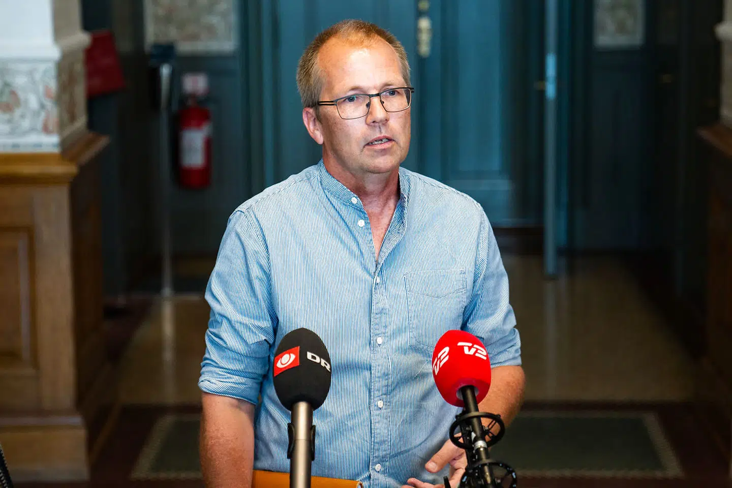 Peder Hvelplund (EL) ankommer til forhandling om næste fase af genåbningen, den såkaldte fase 4 i Justitsministeriet i København, onsdag 12. august 2020. Blandt andet skal der forhandles om genåbning af uddannelser, der ikke har fået lov til at åbne endnu, diskoteker, spillesteder og natteliv samt yderligere dele af indendørs sports- og fritidsfaciliteter. (Foto: Emil Helms/Ritzau Scanpix)