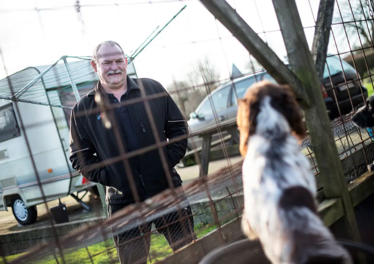 Arne Juhl leger med sin hund hjemme i januar.