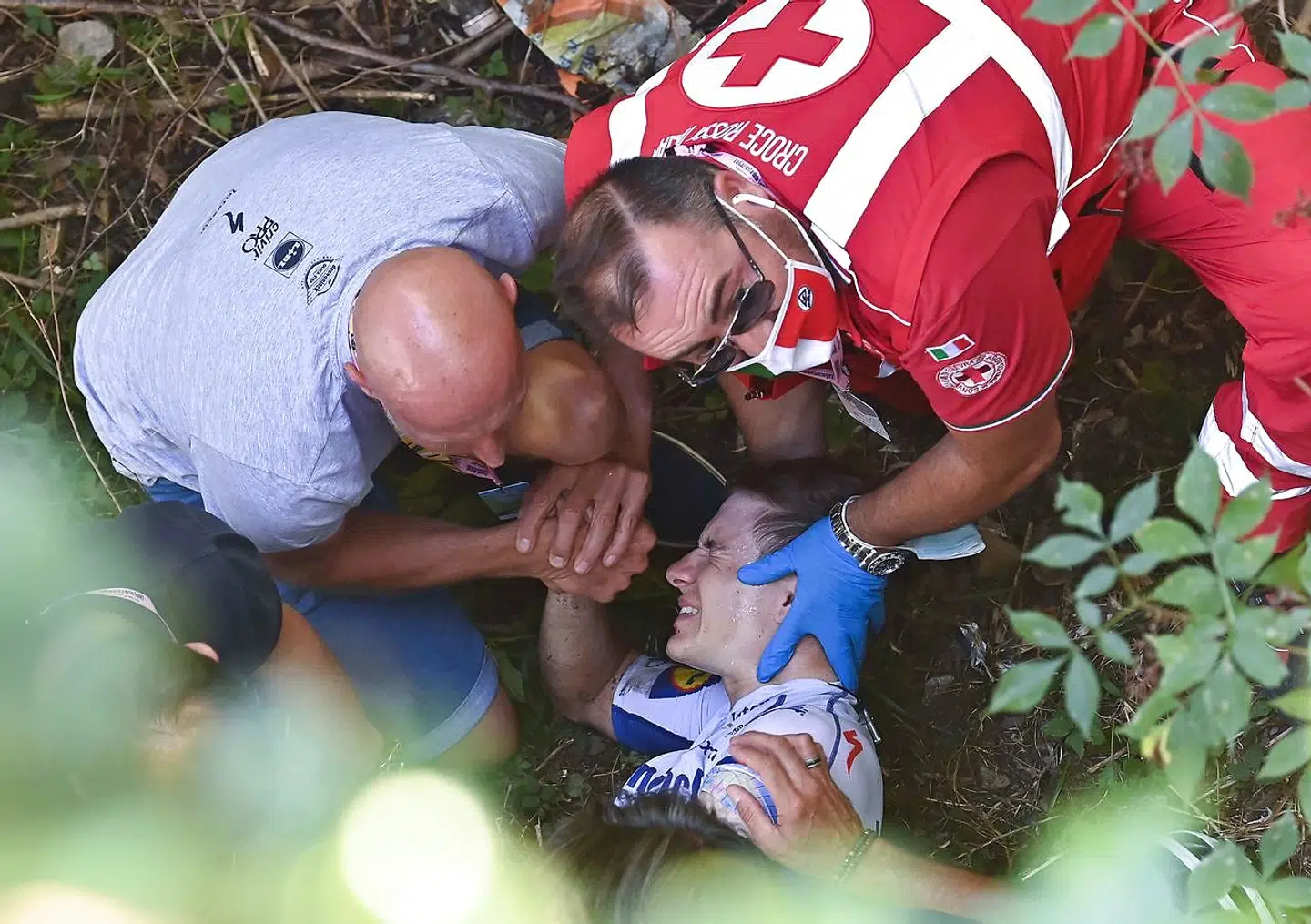 Remco Evenepoel fløj ud over en bro under Lombardiet Rundt.