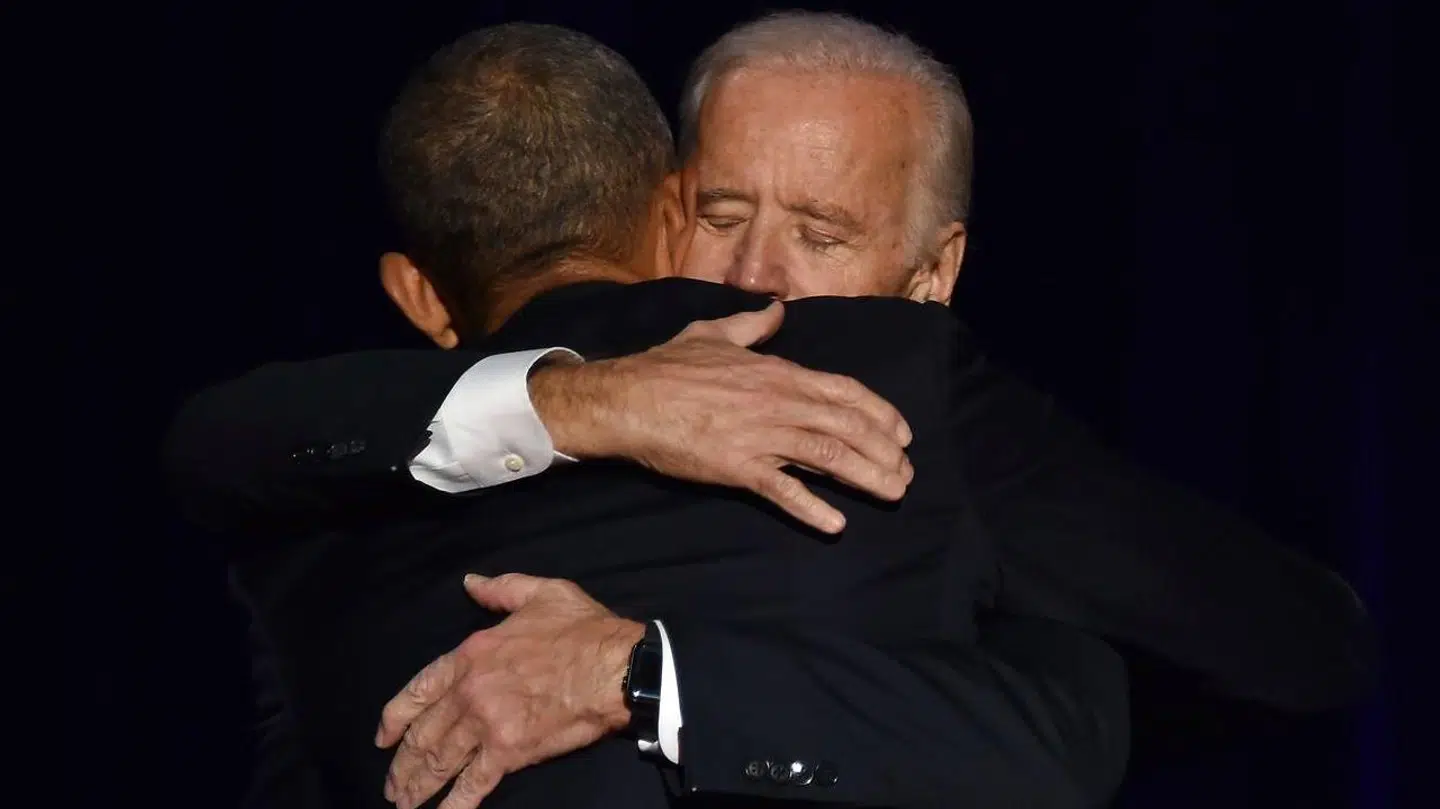 Barack Obama og Joe Biden i en omfavnelse i 2017. De to er nære venner.