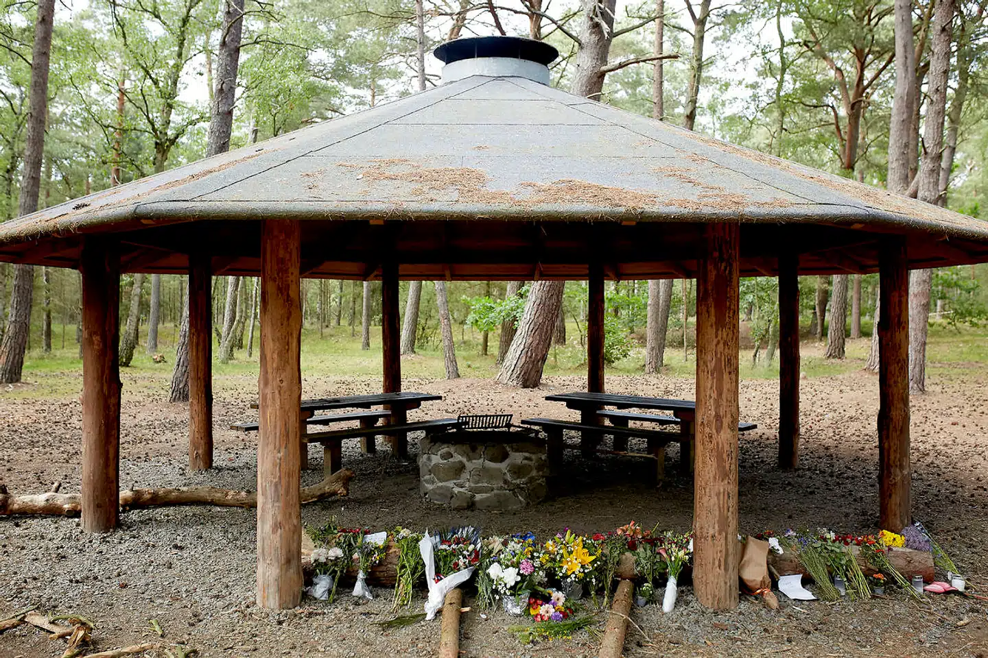 Ved dette shelter i Nordskoven ved Haslevej i Rønne på Bornholm blev en dansk-tanzaniansk mand dræbt natten til onsdag.
