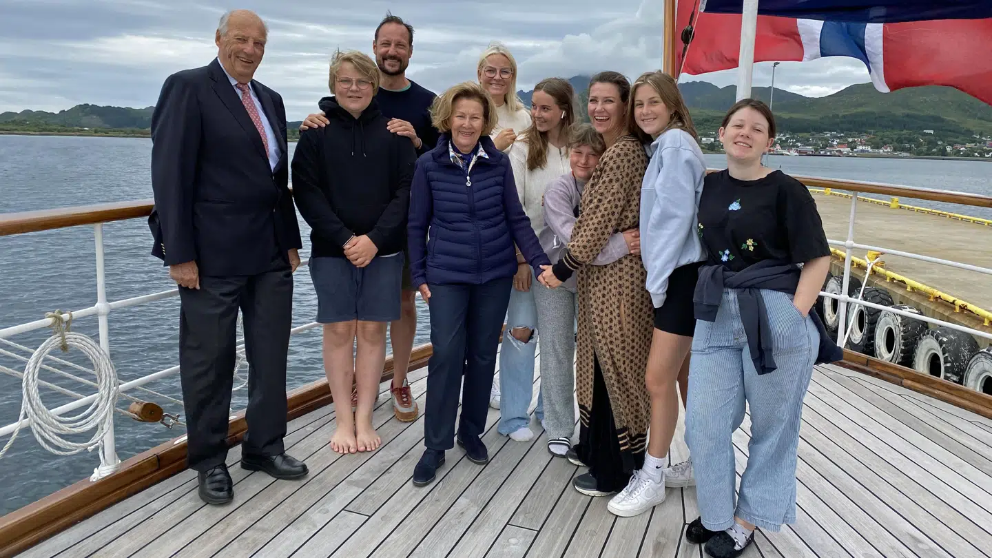 Her kongeparret sammen med børn og børnebørn.