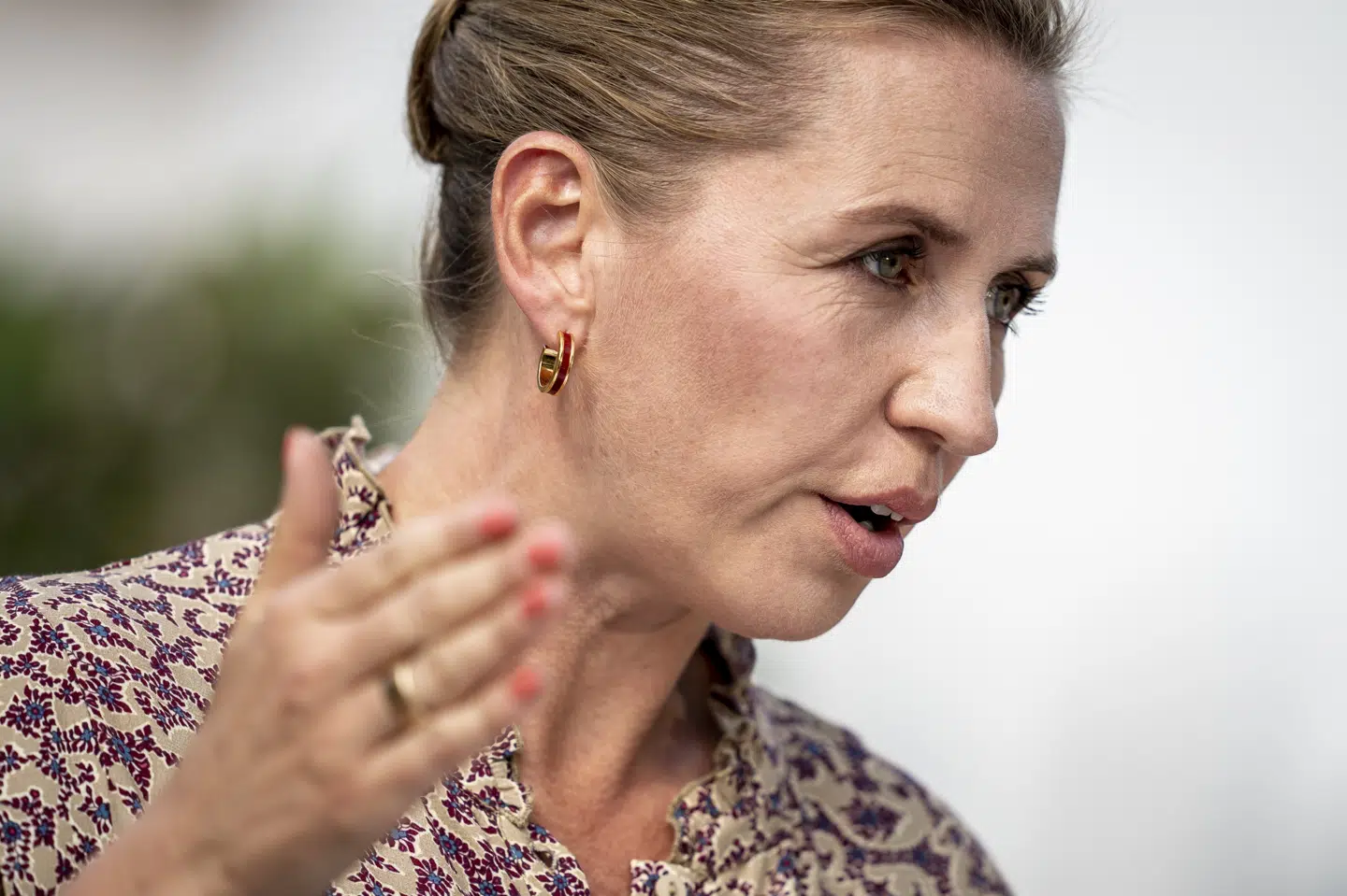 - Om man vil kaste det over på kunderne, bestemmer bankerne selv, siger statsminister Mette Frederiksen (S) på partiets sommergruppemøde. Mads Claus Rasmussen/Ritzau Scanpix