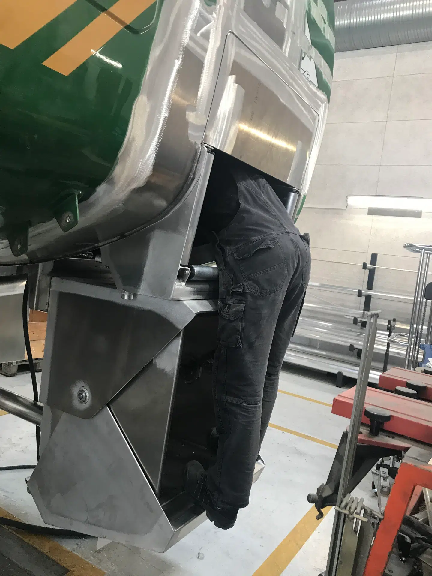 Der arbejdes i små rum på de store lastbiler. Foto: Heine Larsen