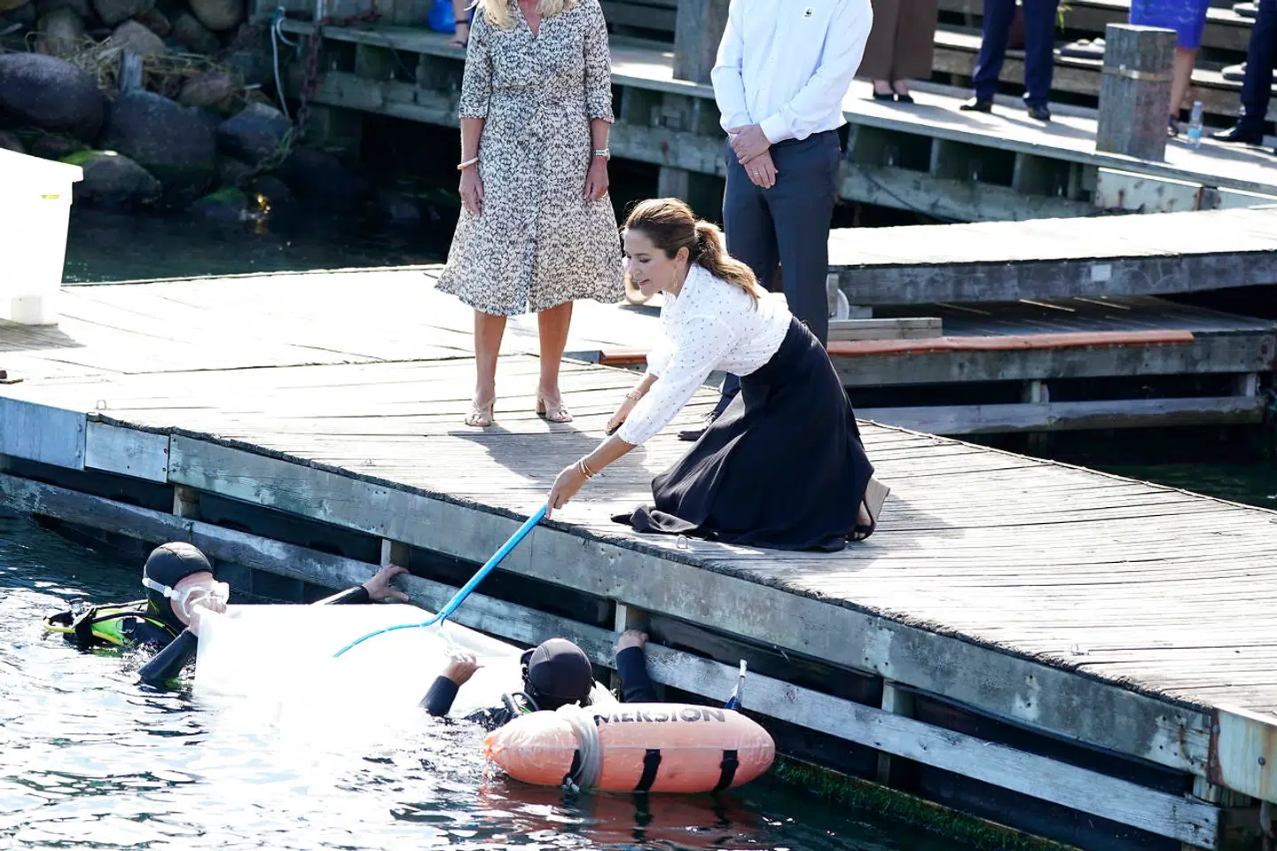 Kronprinsesse Mary udsætter fem sømrokker fra Kattegatcentret i Grenaa, onsdag den 19. august 2020. Det er første gang, at der udsættes sømrokker i dansk farvand. Særligt i Nordsøen og Kattegat er bestanden faldet markant. Udsætningen er resultatet af et samarbejde mellem WWF Verdensnaturfonden og H&M og bliver den første officielle opgave for kronprinsessen som nyudnævnt præsident for WWF i Danmark.