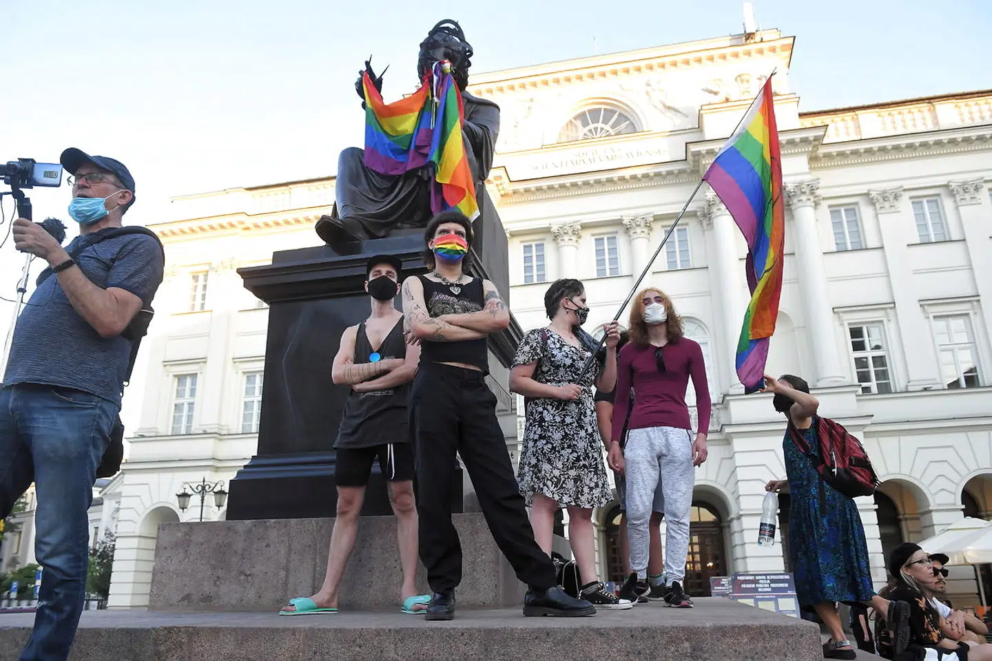 Demonstranter foran Nicolaus Copernicus-monumentet i hovedstaden, Warsawa, 7. august.