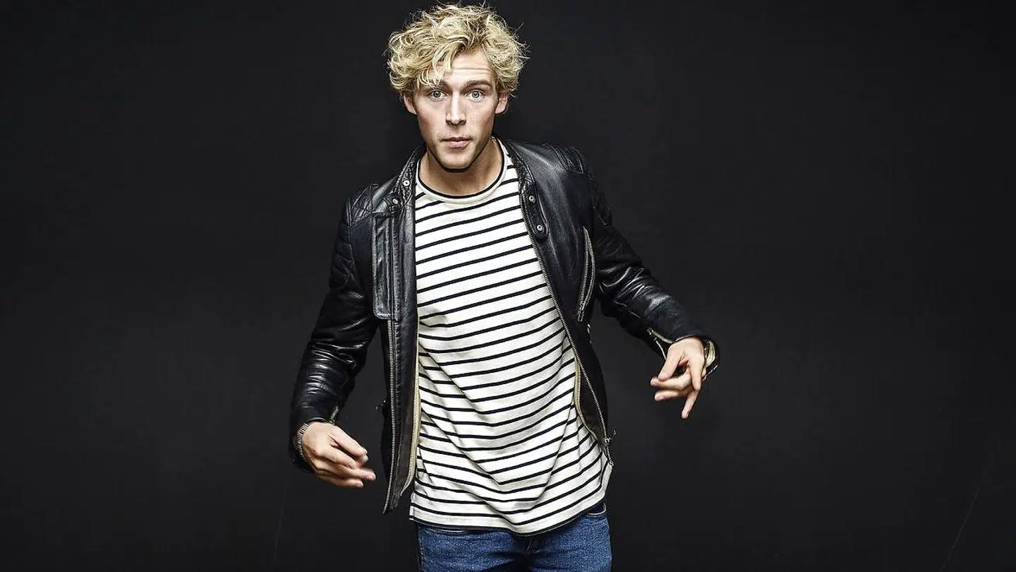 Christopher blev holdt vågen af naboer, da han var i sommerhus. Nu stikker hans gode ven Mads Langer til ham.