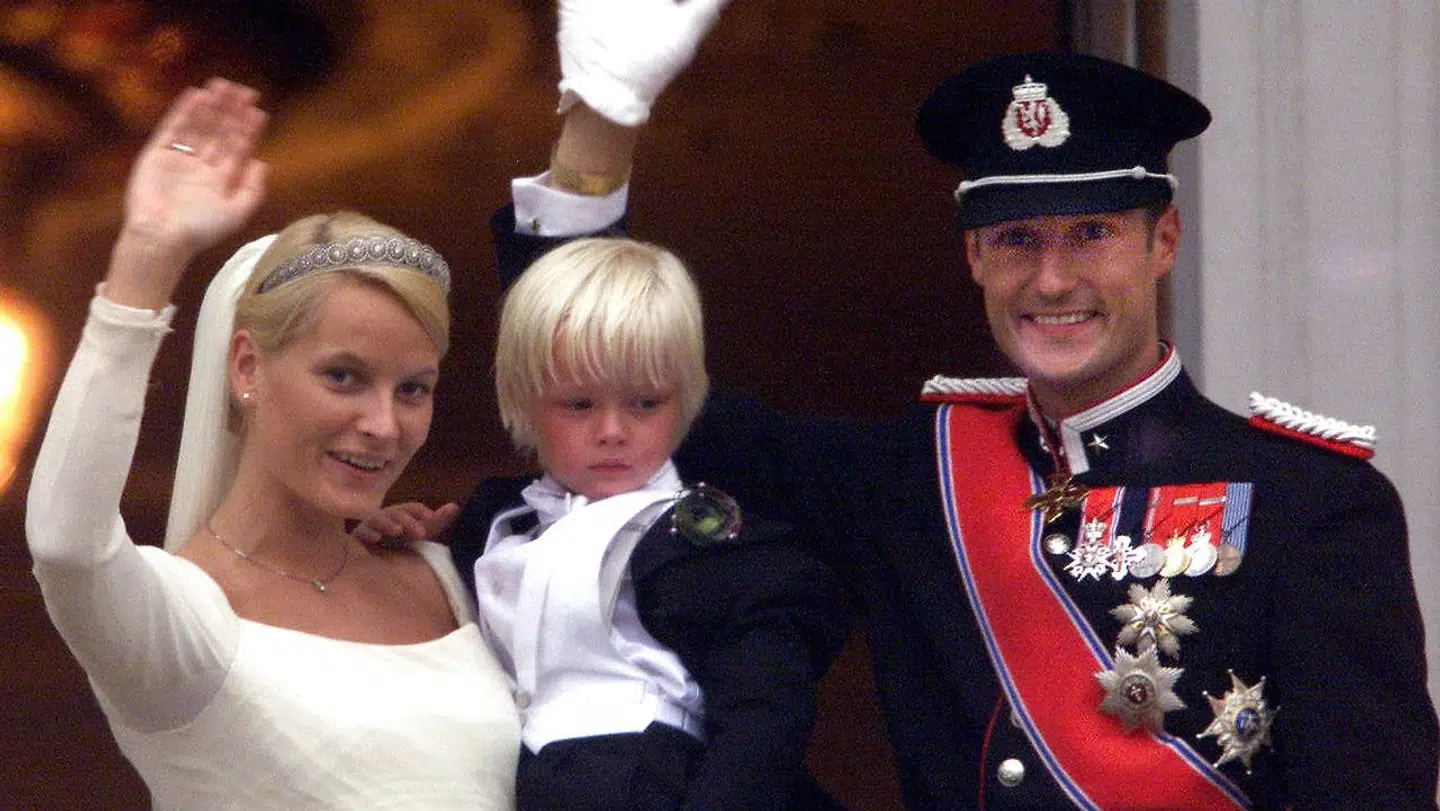 Det var moderne tider i Norge i 2001, da kronprins Haakon fik sin kronprinsesse. Samtidig fik han nemlig også bonussønnen Marius.