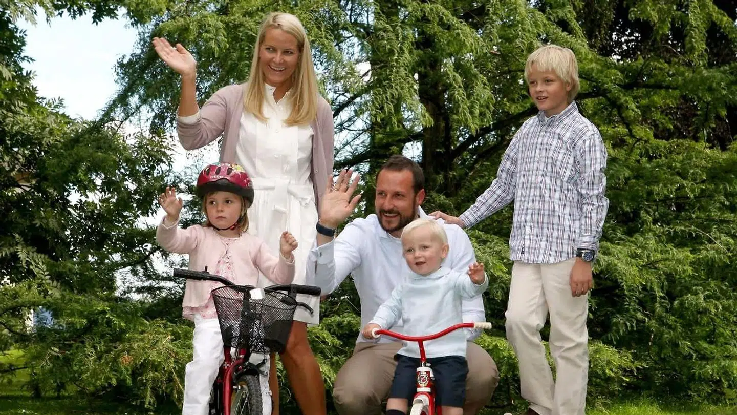 Da Mette-Marits førstefødte – Marius Borg Høiby – var mindre, var han altid med på familiebillederne, men i 2017 oplyste Mette-Marit til offentligheden, at hendes ældste søn, der ikke bærer titlen prins, ikke ønsker at leve et offentligt liv.