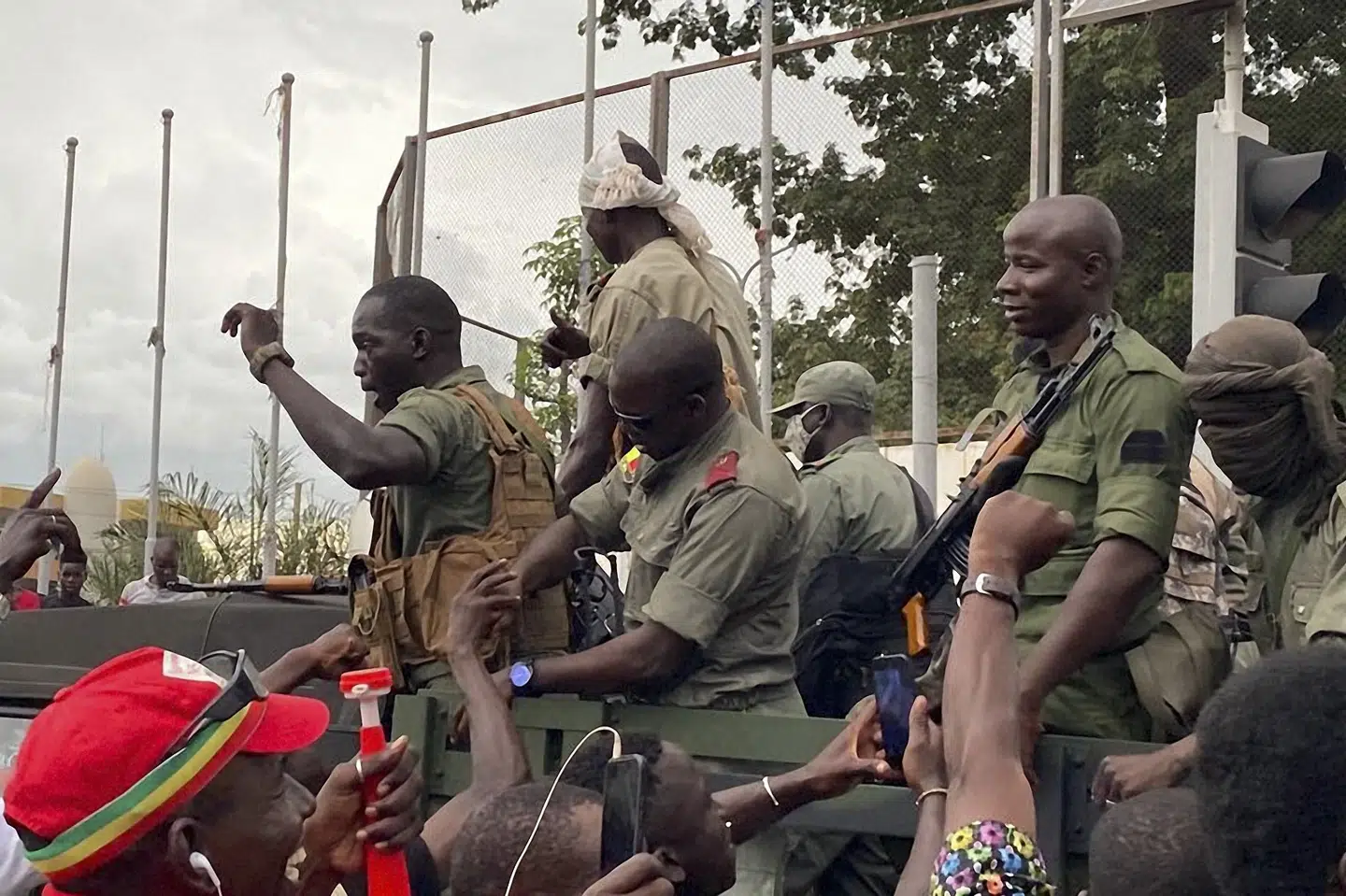 Soldater i Mali jubler, idet de når ind til Uafhængighedspladsen i det centrale Bamako. Oprørske soldater har tagte kontrol med en vigtig militærbase og har udløst frygt for, at et statskup er i gang. Malik Konate/Ritzau Scanpix