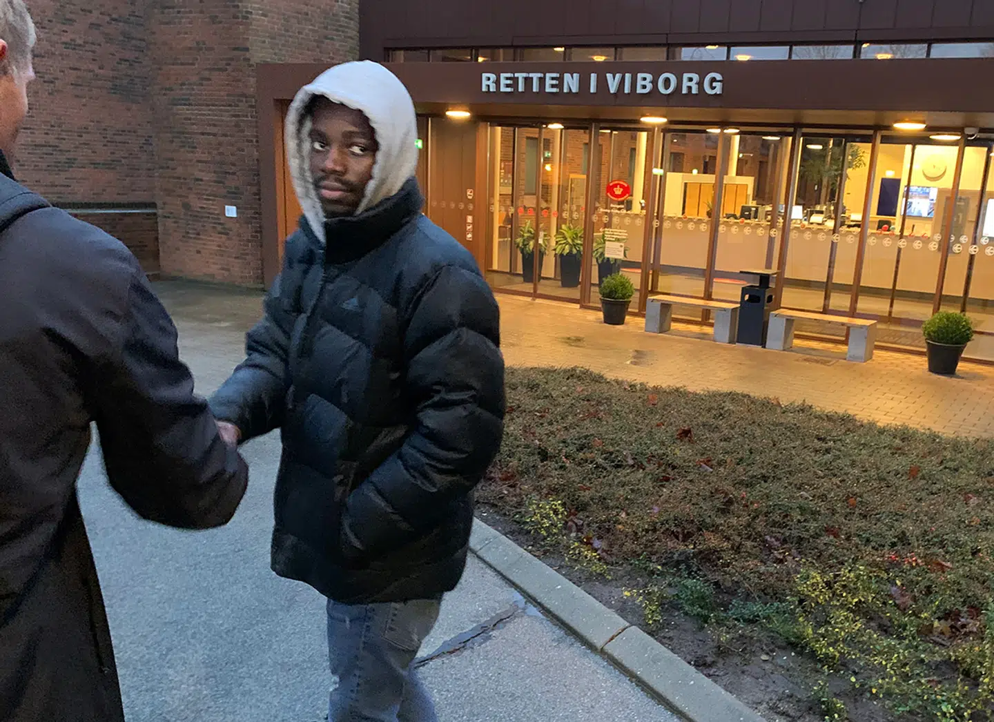 Bernio Verhagen står foran Retten i Viborg efter grundlovsforhøret, hvor han i fire lange timer blev bedt om at forholde sig til en lang række sigtelser for røveri, vold og trusler.