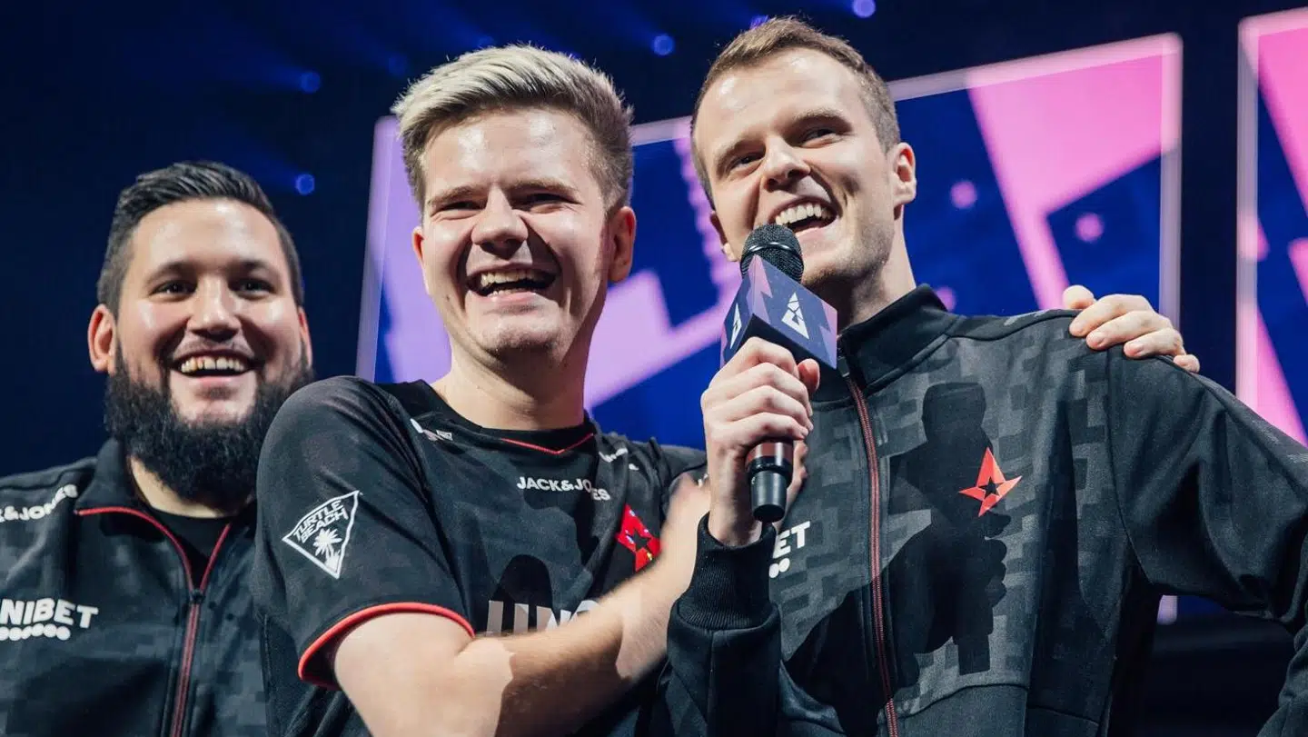 Astralis-spillerne betaler fem procent af sin årsløn til foreningen DEF-sport, der tjener millioner på at forhandle kontrakter på plads for spillerne.