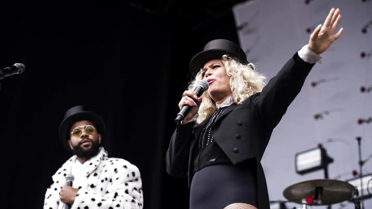 Sara Bro introducerer Scarlet Pleasure på Grøn Koncert den 20. juli, 2017 i Valbyparken.